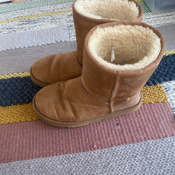 UGG Australia Short Boot - Picture 3 of 7